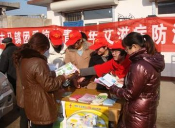 河北省唐山市滦县古马镇团委开展校外青少年艾滋病防治宣传活动