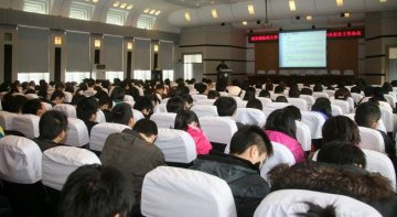 学校举办消防安全知识讲座 召开冬季防火安全工作会议