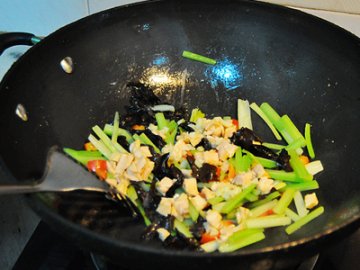 2.过度翻炒食物