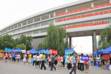 我校圆满完成2010级新生入学报到工作