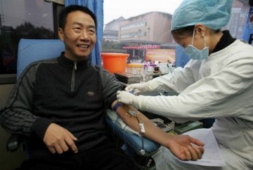 四川省卫生厅厅长沈骥带头献血 呼吁健康公民加入爱心事业