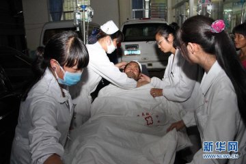云南昭通医疗机构全力救治地震伤员