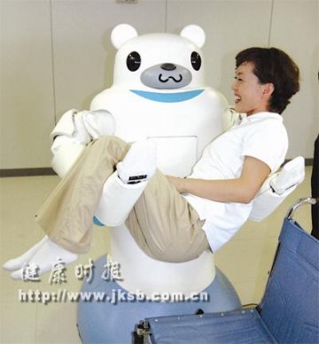机器人护工“笑”抱病人