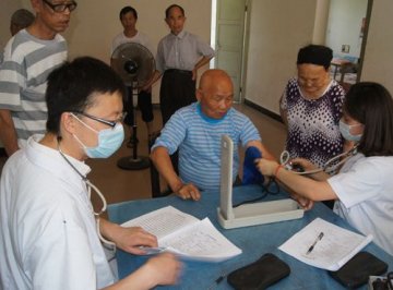 湘西州慈善总会率吉首市曙光男科医院爱心人士一行来到永顺县芙蓉镇中心敬老院开展爱心义诊和慈善捐赠活动