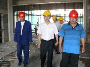 市领导视察市医院易址新建工地