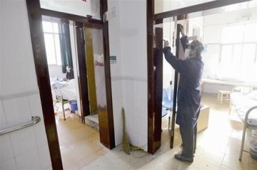 武汉一家医院装修气味刺鼻 百余名患者离院