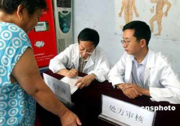 中国实行药品市场准入制 15万人有执业资格