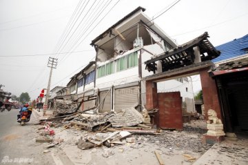 7.芦山县城，在地震受损比较严重的房子