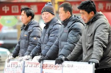 没钱给孩子治白血病四父亲“组团”乞讨