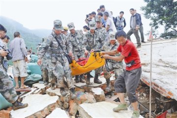 子弟兵争分夺秒抢救生命