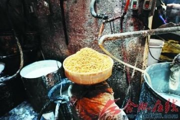黑作坊垃圾边做豆腐 附近居民称很少吃