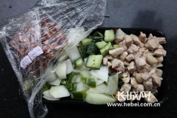 石家庄北国超市曝质量门 腐烂食品当生鲜卖