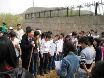我校大学生中药种植园活动顺利开展