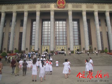 北京医务人员为党在百姓心中报告会感动落泪