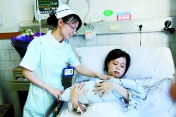 孕妇舍命妊娠产健康女婴 称能做回妈妈不遗憾