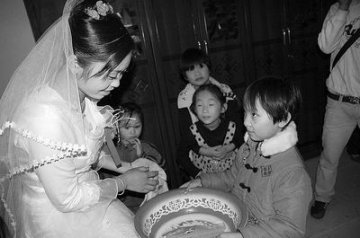 男子17岁时收养弃婴拖累婚姻 8年后完婚