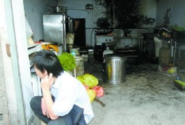 郑州一医院被曝用黑作坊饭盒 医院称不知情