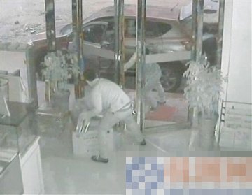 开着车洗劫藏药店 一次搬走了6万余元东西