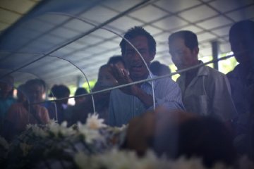 艾滋病患者Kyaw Naing Aung的葬礼上送葬者泣不成声