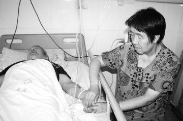 乘客突发脑溢血列车临时停车 获及时手术脱险