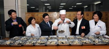 政协委员在北京中医医院调研