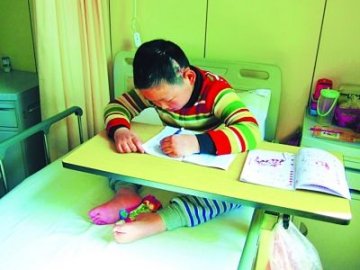 10岁男孩患脑炎左脑切除 重学走路仍想读书