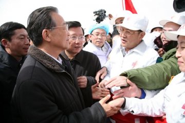 温家宝、回良玉亲切看望我省赴玉树灾区医疗救援队
