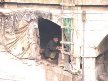 七旬老汉住桥洞勤练毛笔字