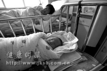 53岁生下健康男婴