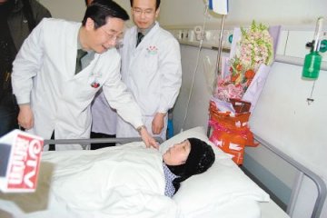 女子怪病缠身13年起床翻身都会骨折