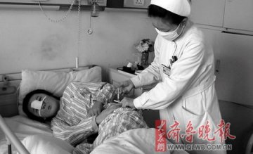 17岁少女1岁时被毛驴咬伤毁容 为求学做整形术