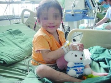 女童被生母打断肋骨续：病情稳定不愿离开医院