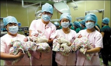 24岁农妇顺利产下四胞胎