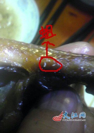 煌上煌鸭脚惊现白色蛆虫 店商称