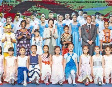 彭丽媛出席“艾滋病/结核病防治宣传校园行”活动