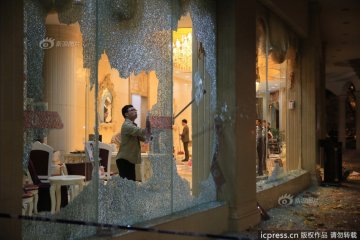 广州近百人持砖头木棒打砸医院
