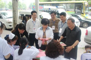娄底市康复医院开展“红十字博爱周”宣传义诊活动
