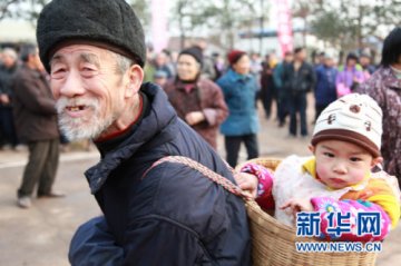 中国养老保险突破城镇局限向广大农村发展