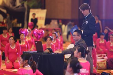 10场地853名孕妇同练瑜伽 刷新吉尼斯世界纪录