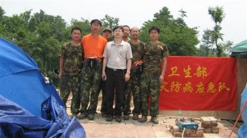 杨维中副主任看望我中心抗震救灾防病队