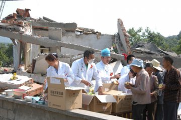云南省第一人民医院深入灾区为灾民送医送药