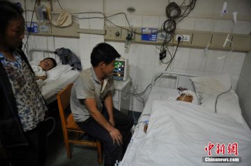 云南“8.03”地震伤员接受救治