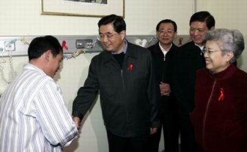 艾滋病人和总书记握手之后：出名倍感压力
