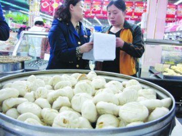 合肥：工商昨晚突查超市 揪出了染色蛋糕