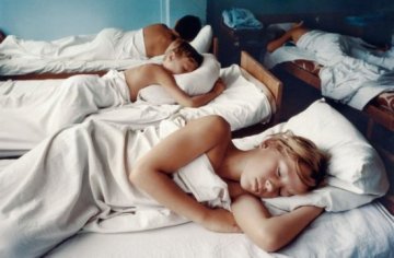 摄影师记录少男少女剪影