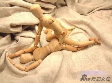 牛人用木偶示范性爱体位