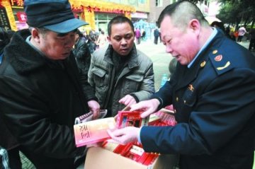 作坊回收过期阿胶加入烂皮鞋熬制后出售