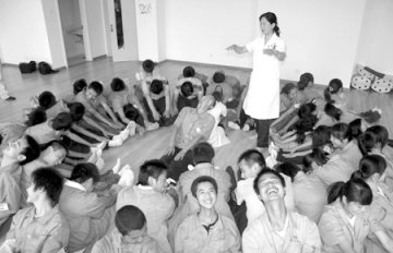 在威海实习的都江堰学生接受心理辅导