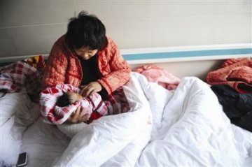 患病母亲寻回被遗弃女儿 孩子现仍处危险期
