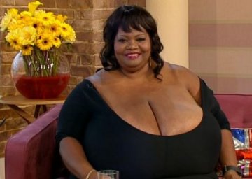 美女子创全球最大自然乳房记录